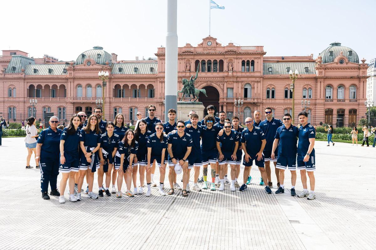 La delegació valenciana, d'escala en Buenos Aires.