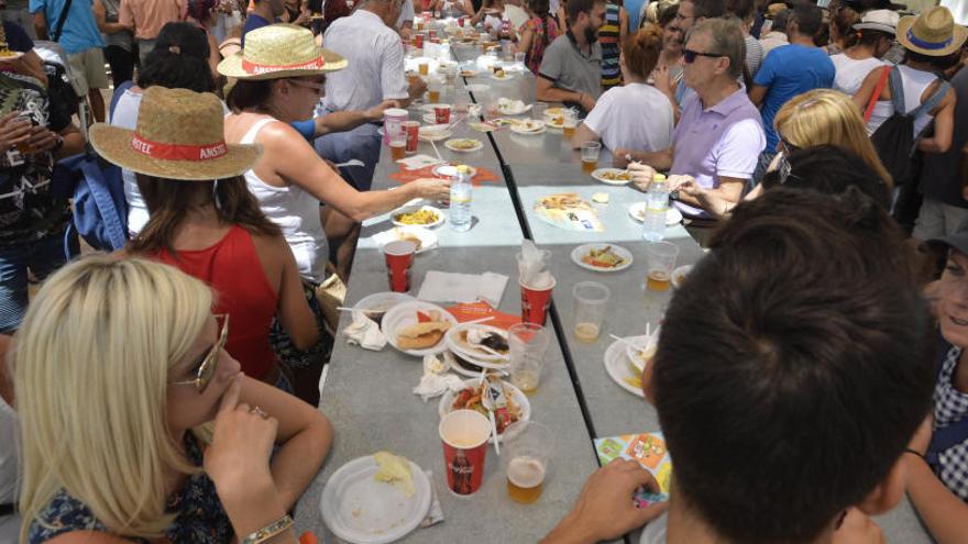 La Federación de Vecinos de Elche pide acabar con los vasos y platos de plástico en las Fiestas