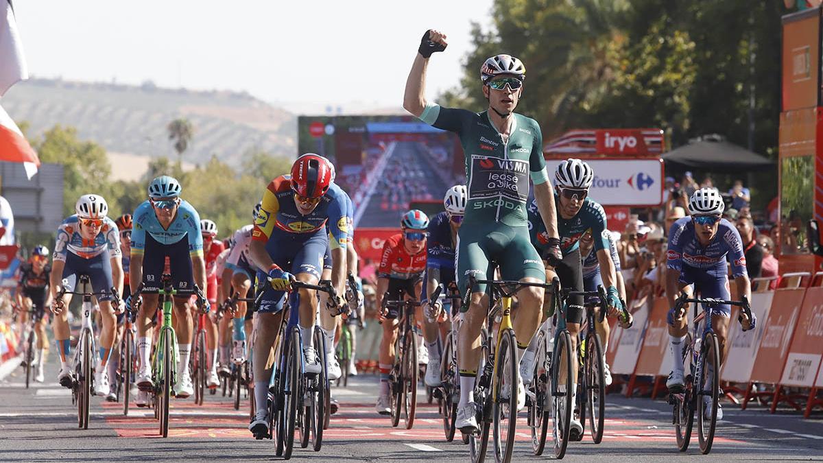 Wout Van Aert, con el maillot verde, levanta los brazos tras imponerse en Córdoba en una etapa de la Vuelta a España 2024.