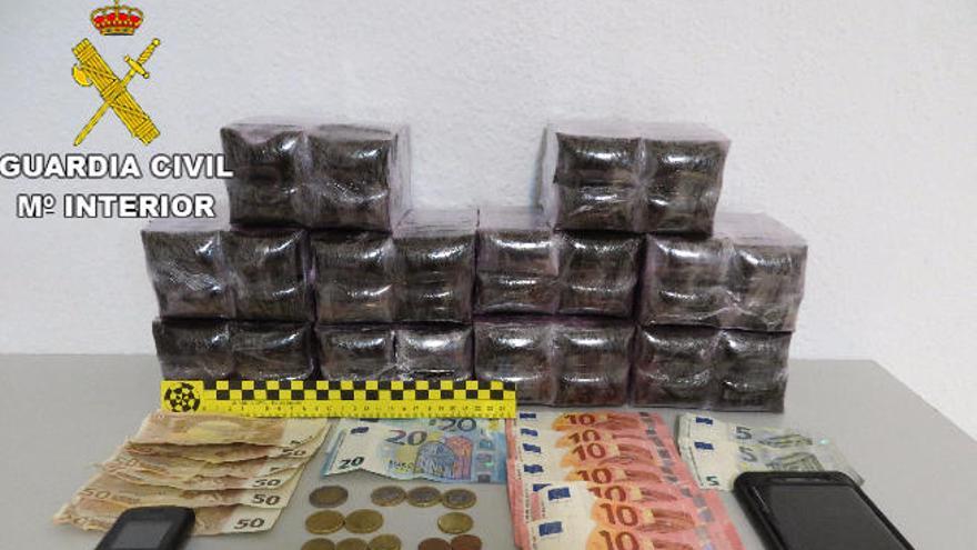 Imagen de la droga, el dinero y móviles intervenidos en Agaete.