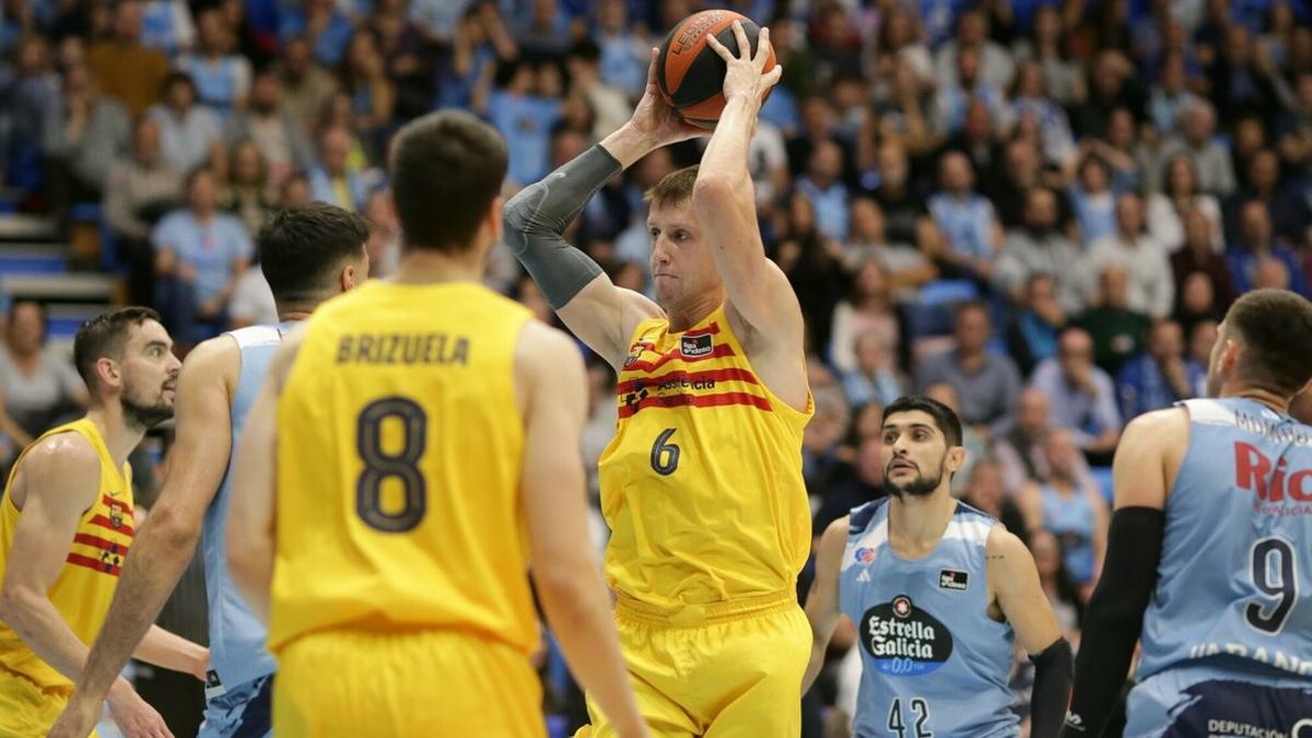 El pívot azulgrana Vesely controla un balón después de capturar un rebote