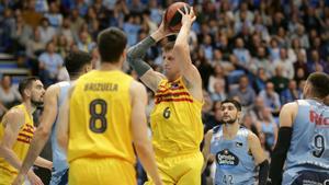 El pívot azulgrana Vesely controla un balón después de capturar un rebote