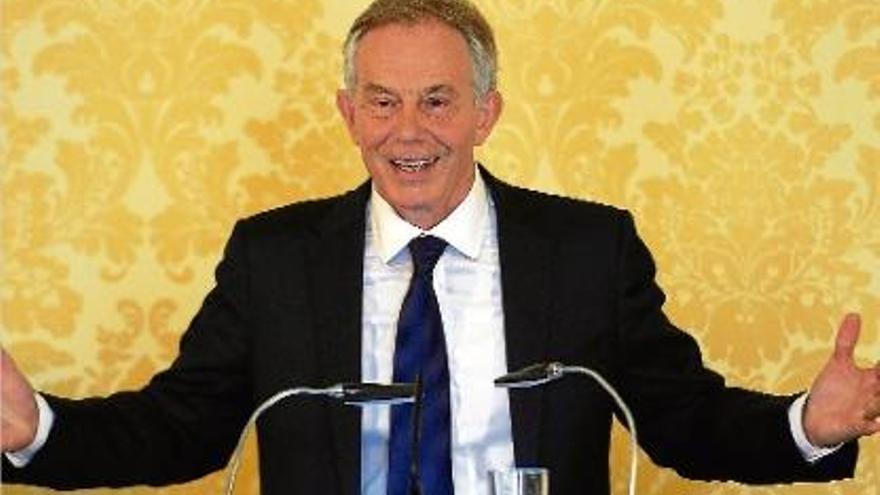 L&#039;exprimer ministre britànic, Tony Blair, atenent els mitjans després que es divulgués l&#039;informe Chiclot.