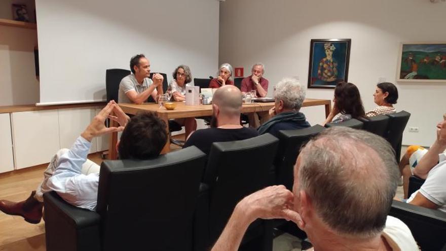 Cecilia Orueta (segunda por la izquierda), en la presentación de su libro en el MACE. | M.A.