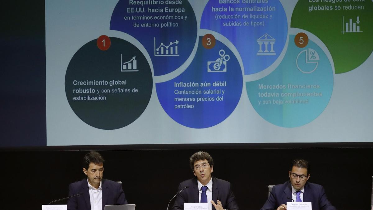 Los economistas de BBVA Research  Rafael Doménech, Jorge Sicilia y Miguel Cardoso, en una imagen de archivo, de 2017.