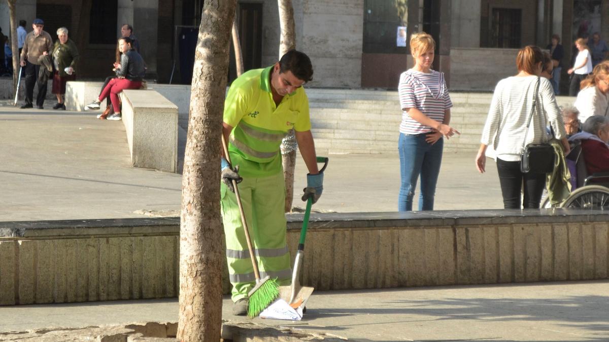 Un operario barre el pavimento de la plaza del Pilar, en Zaragoza.