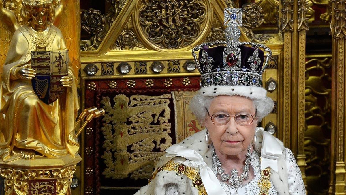 La reina Isabel II, durante un discurso en el Parlamento briánico.