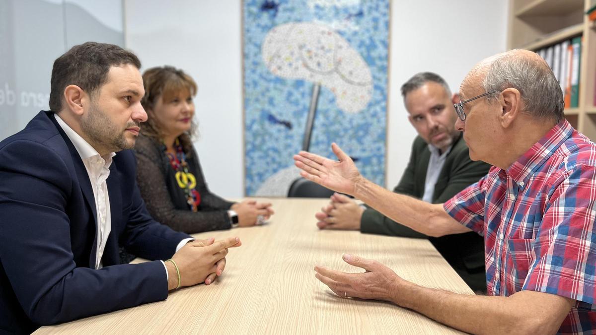 López, Puerta y Simó, junto al representante en la reunión con una entidad social.