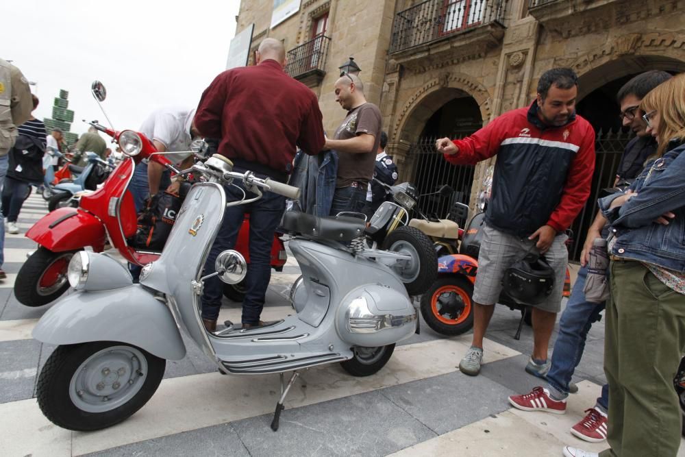 Concentración de Vespas y Lambretas en el Euroyeyé de Gijón