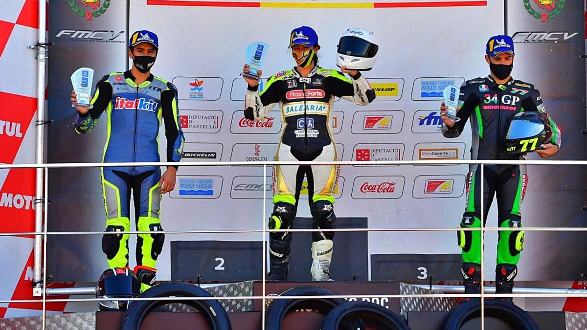 Pakita Ruiz posa en lo más alto del podio de Cheste en la categoría Yamaha R6 Cup.