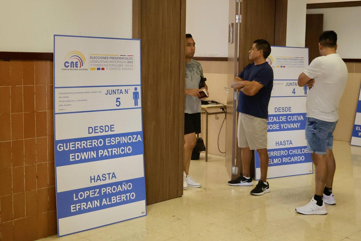 Ciiudadanos ecuatorianos votan las presidenciales de su país en València