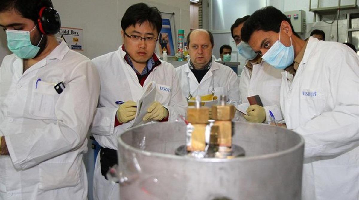 Inspectores de la Agencia Internacional de Energía Atómica y técnicos iraníes desconectan en el 2014 las conexiones entre dos cascadas de producción de uranio enriquecido. Inspectores de la Agencia Internacional de Energía Atómica y técnicos iraníes desconectan en el 2014 las conexiones entre dos cascadas de producción de uranio enriquecido.