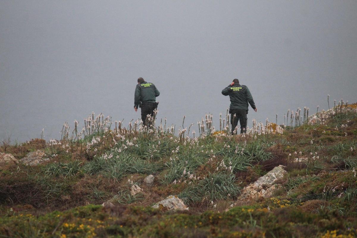 En imágenes: intenso operativo de búsqueda en la costa de El Franco para dar con un pescador francés