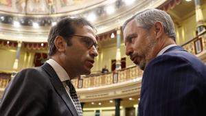 El ministro de Economía, Carlos Cuerpo , conversa con el diputado del PP y responsable de las negociaciones de su partido, Juan Bravo, durante el último pleno del Congreso.
