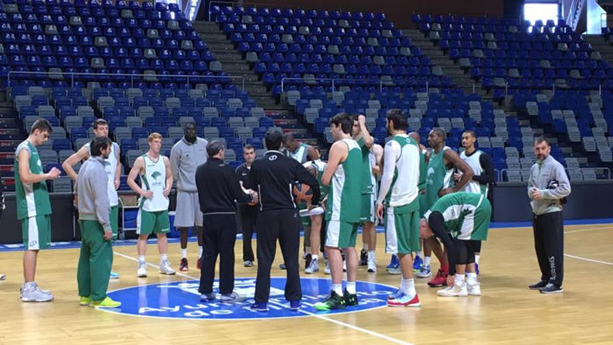 Los jugadores del Unicaja, rodean a Joan Plaza, en el entrenamiento de ayer en el Martín Carpena.