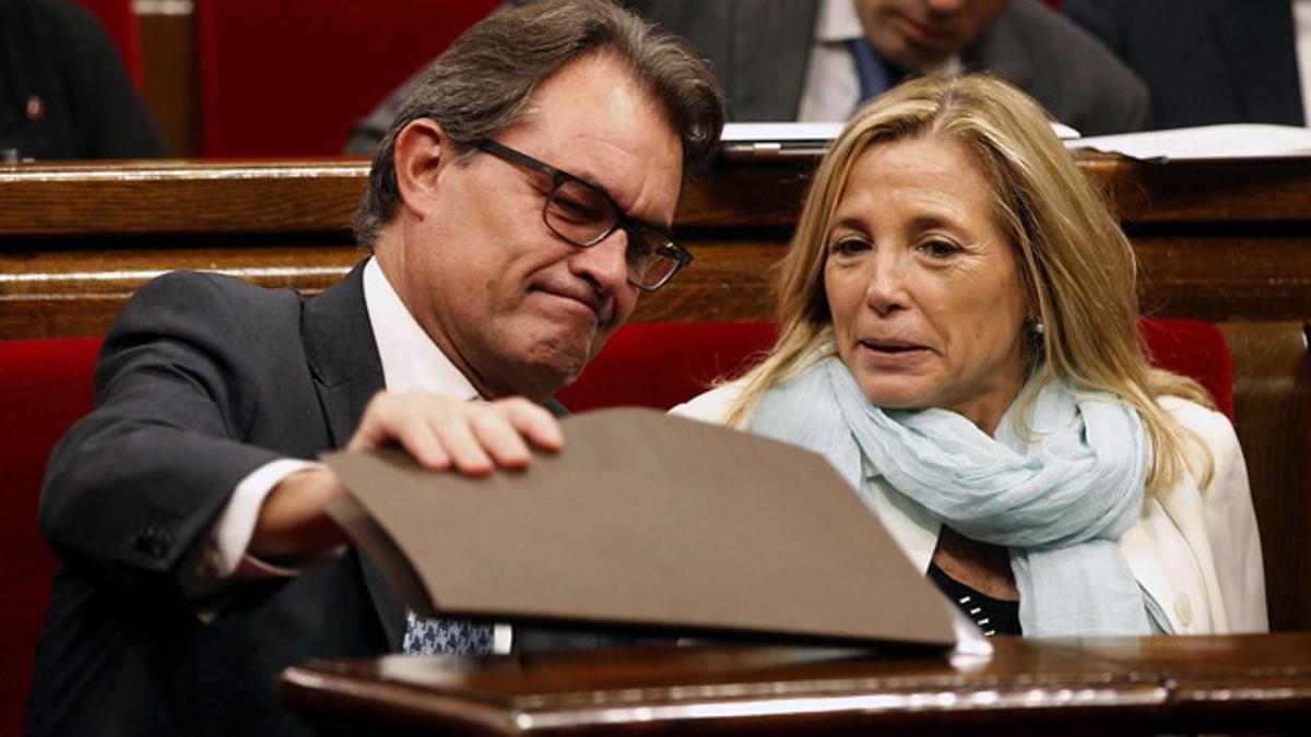 Artur Mas mira bajo una carpeta en el Parlament, junto a la vicepresidenta Joana Ortega.