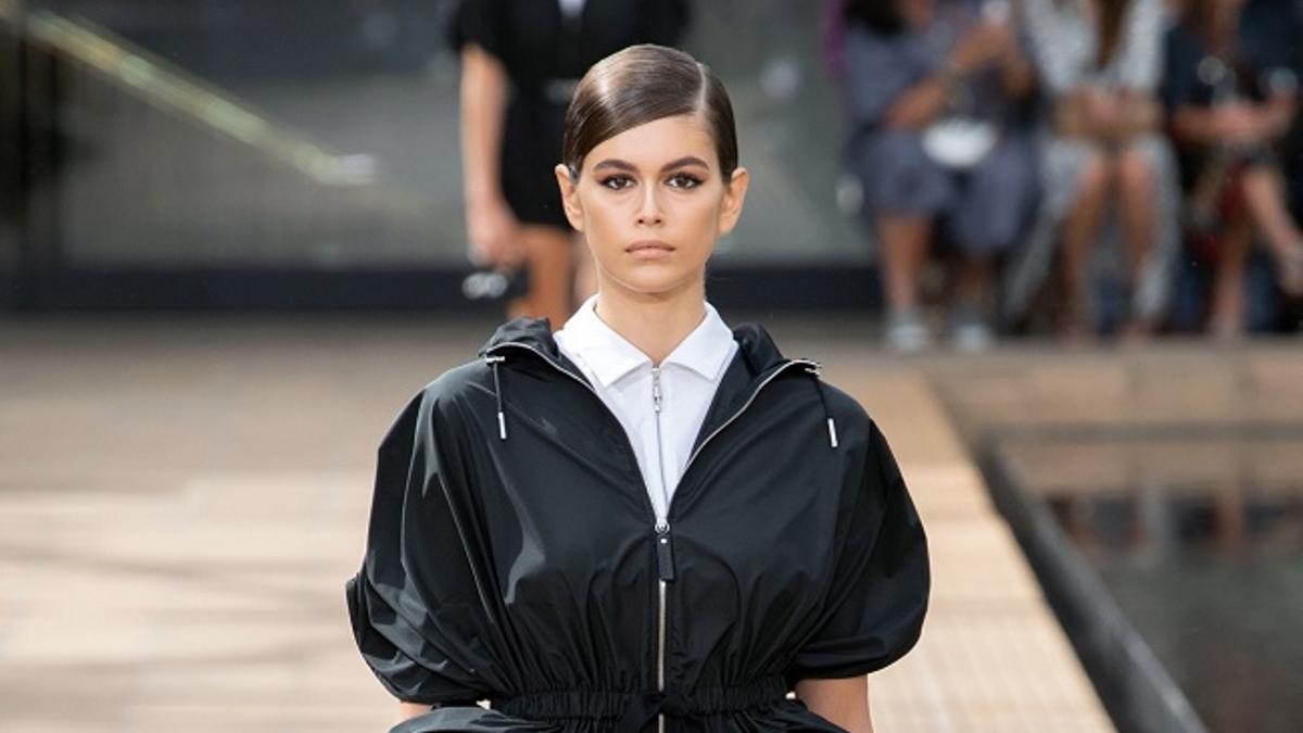 Kaia Gerber durante el desfile de Longchamp