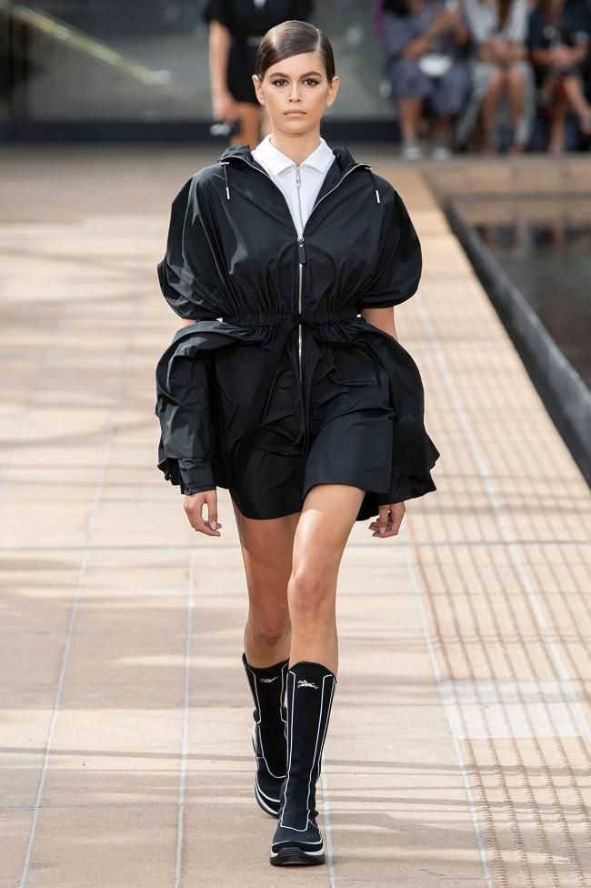 Kaia Gerber durante el desfile de Longchamp