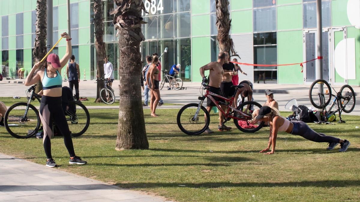 Varias personas practican deporte en el Passeig Marítim de Barcelona.