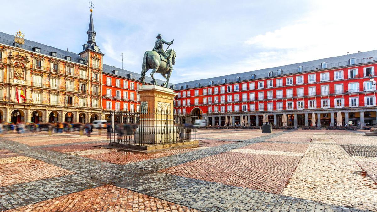 Imagen de la Plaza Mayor de Madrid, donde no hay bancos para sentarse y sí numeorsas terrazas de bares.