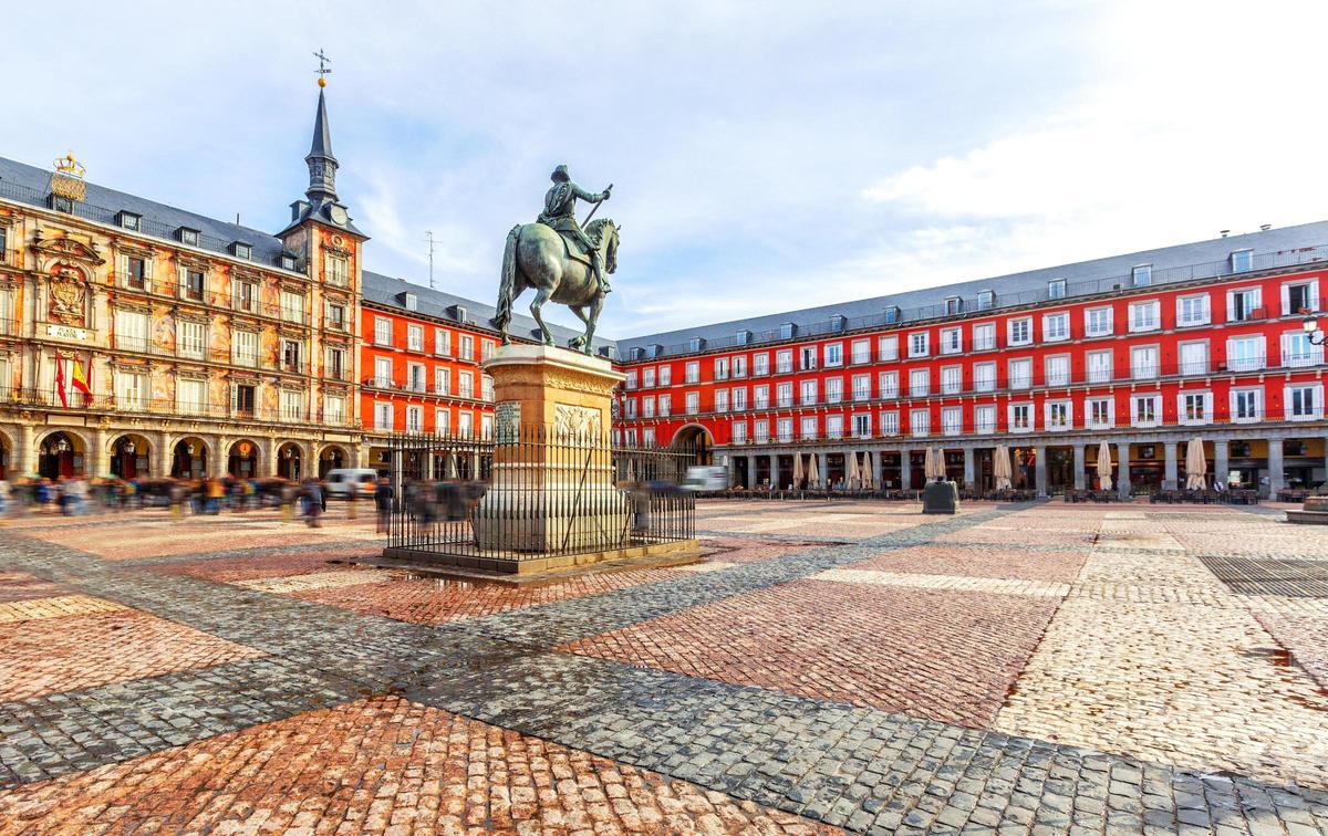 Imagen de la Plaza Mayor de Madrid, donde no hay bancos para sentarse y sí numeorsas terrazas de bares.