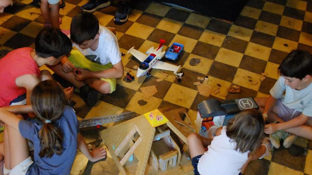 Nou famílies amb infants assisteixen a la trobada mensual de l'espai de joc obert PlaymobilManresa