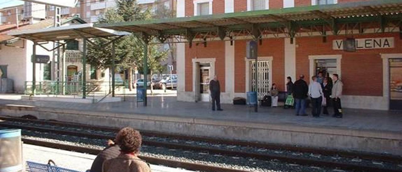 Pasajeros esperando al tren en la Estación de Villena.