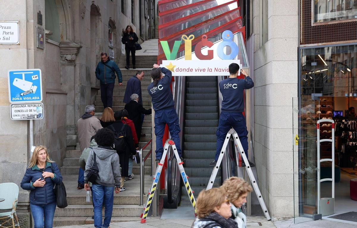Montaje de adornos de Navidad en Vigo.