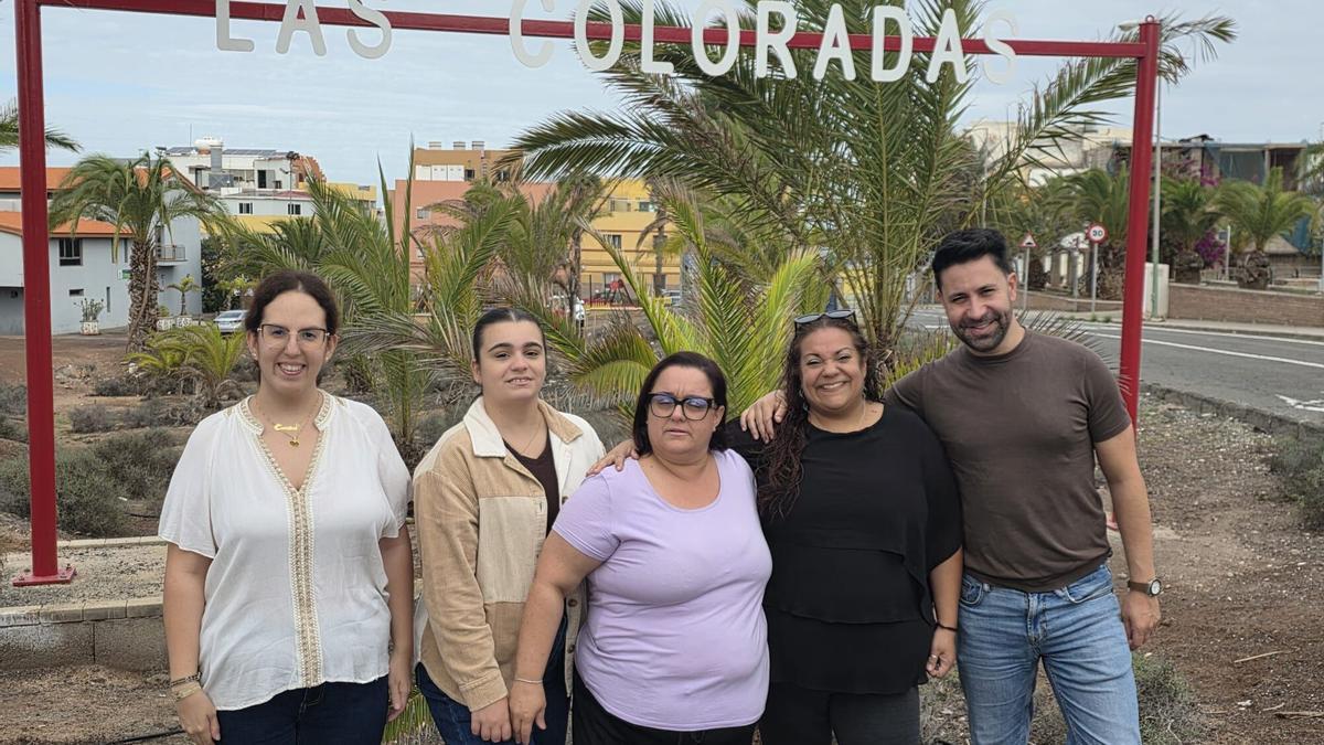 El concejal de distrito Héctor Suárez en el cartel junto a las vecinas.