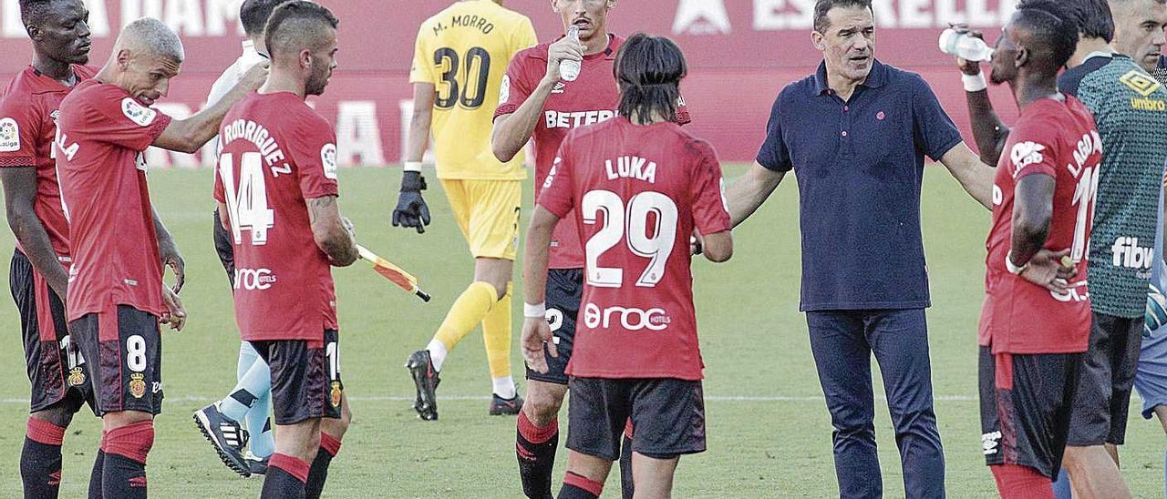 Luis García Plaza da instrucciones a sus jugadores durante una pausa para refrescarse.