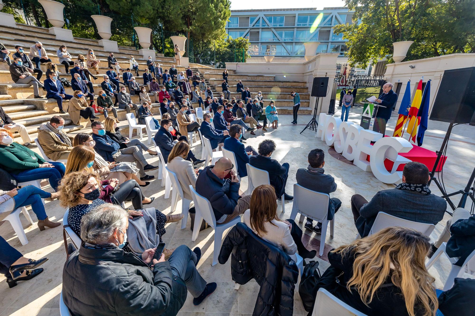 Al encuentro ha asistido el secretario de Turisme Comunitat Valenciana, Francesc Colomer; el presidente de la Diputación, Carlos Mazón; y el alcalde de Benidorm Toni Pérez entre otros representantes institucionales y empresariales.