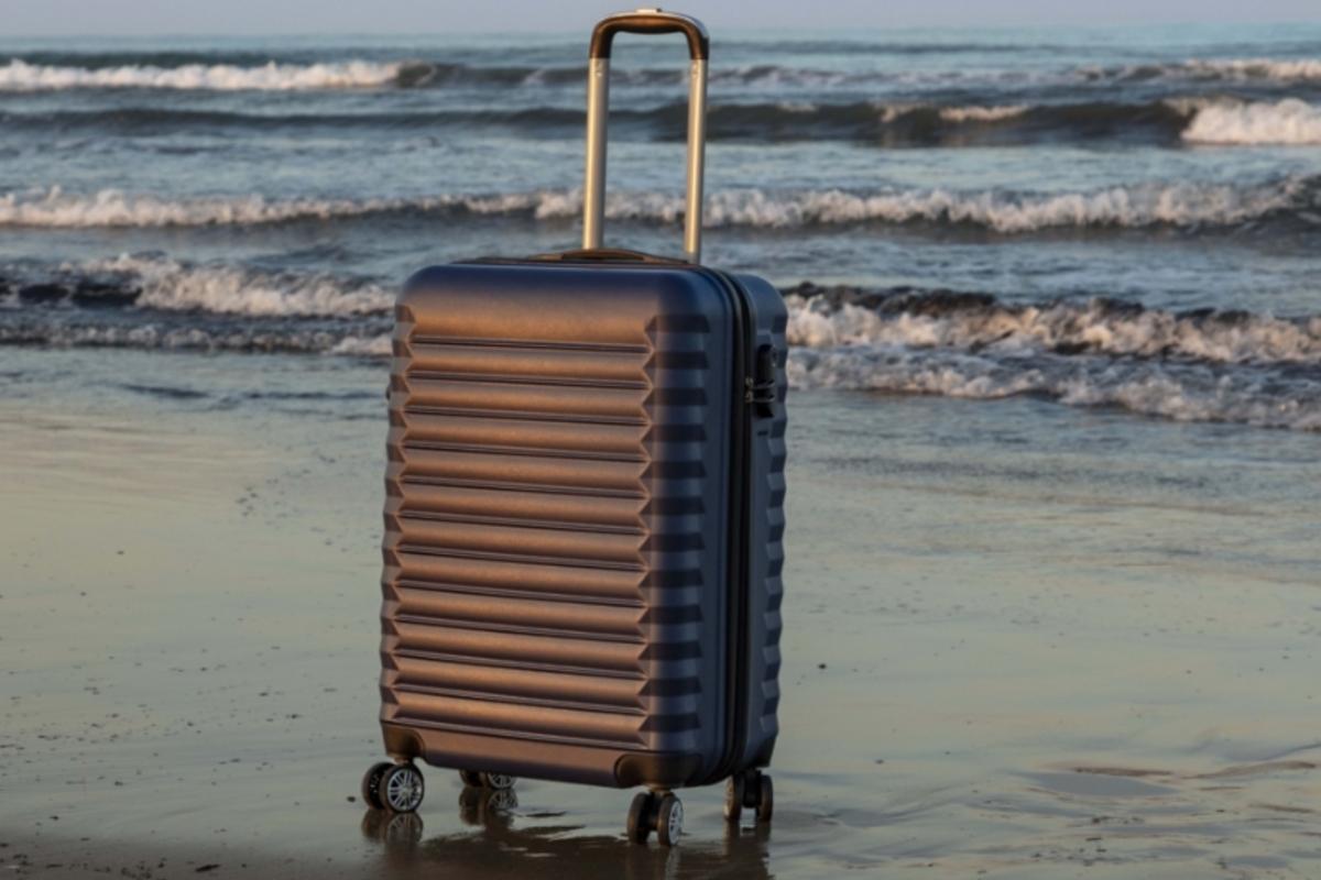 La maleta perfecta para llevar en viajes largos es la más vendida, espaciosa y, ¡barata!