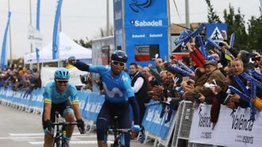 Alejandro Valverde (Movistar) levanta el brazo al entrar primero en la meta de Albuixech.