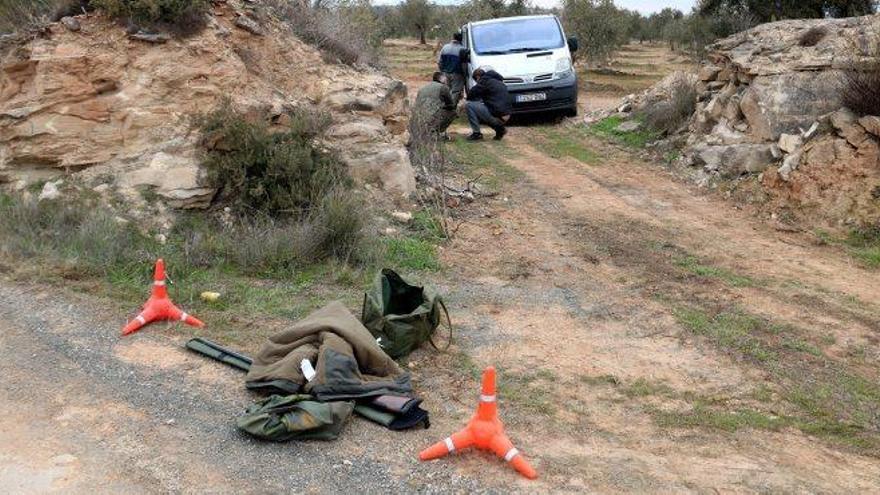 La imatge mostra la roba i l&#039;arma que havia utilitzat el caçador en cometre el doble homicidi a Aspa