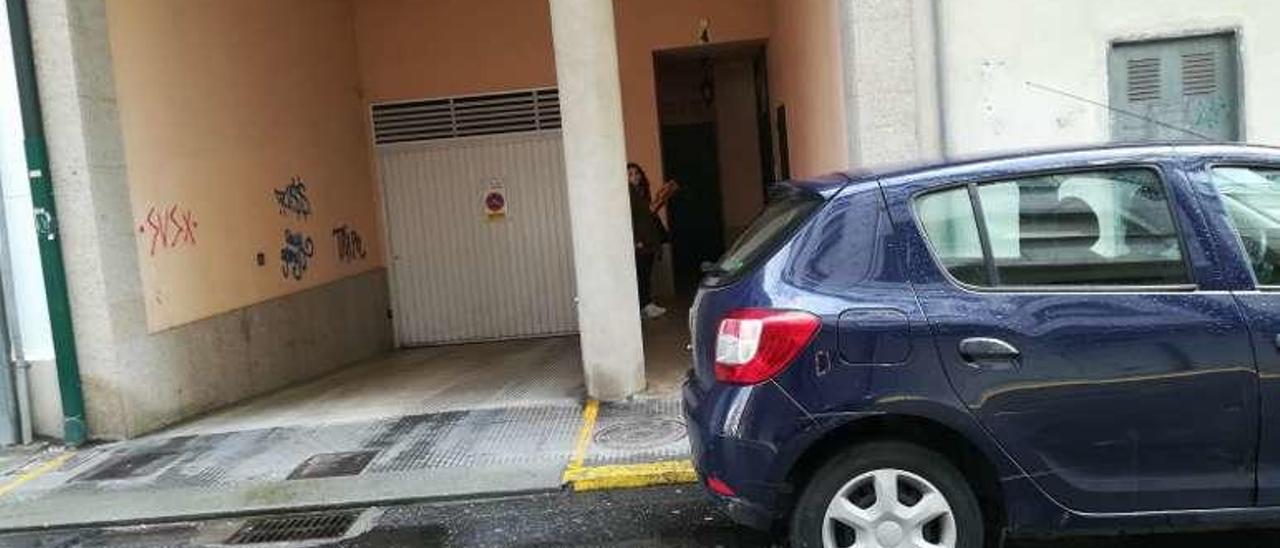 Uno de los vehículos estacionados en línea amarilla. // FdV