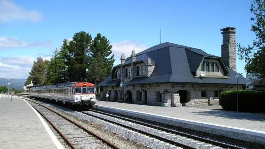 Un tren regional, parado en la estación de Puebla de Sanabria.