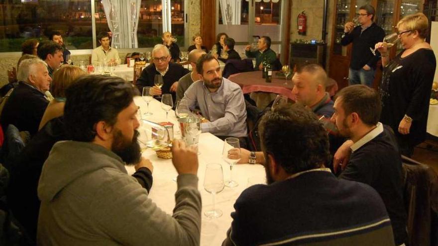 La sumiller Mercedes González (dcha.), ayer, dirige la cata de vinos de Froles Mareliñas en Chapela. // FdV