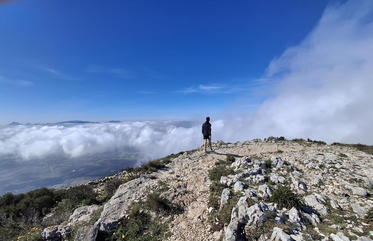 Un mar de nubes en el Montgó (imágenes)