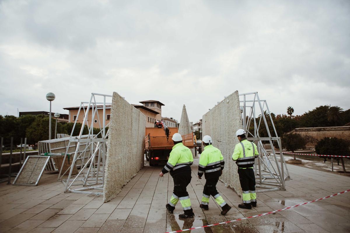 Cort empieza a montar el árbol iluminado del Parc de la Mar