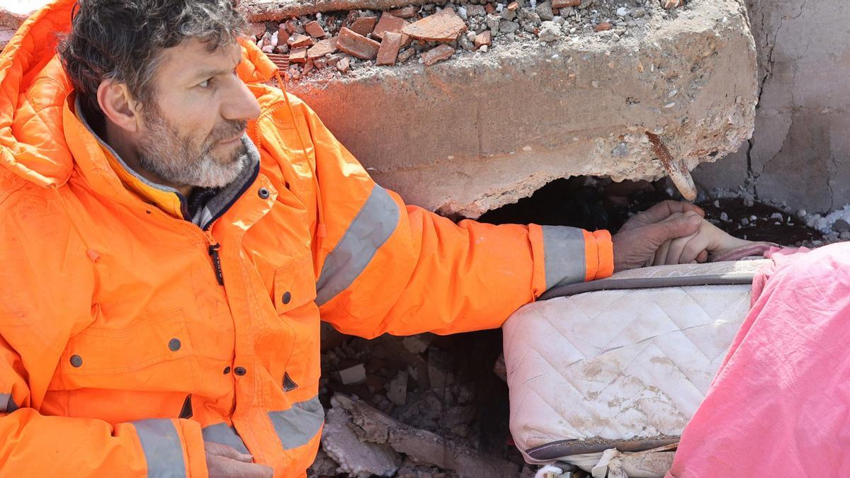 «Aquí no ve ningú»: Milers de persones es mantenen atrapades sota la runa del terratrèmol a Turquia