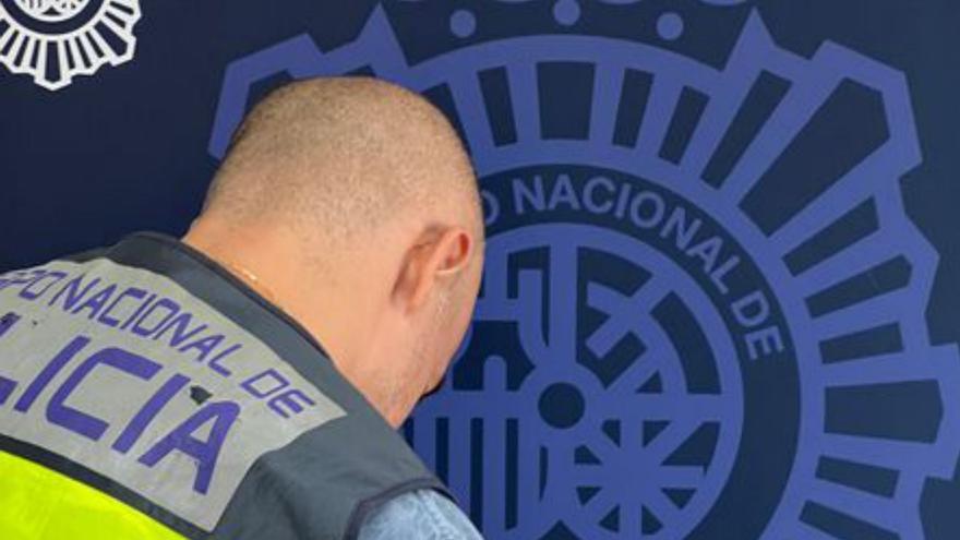 Un agente, con la droga intervenida. | CNP