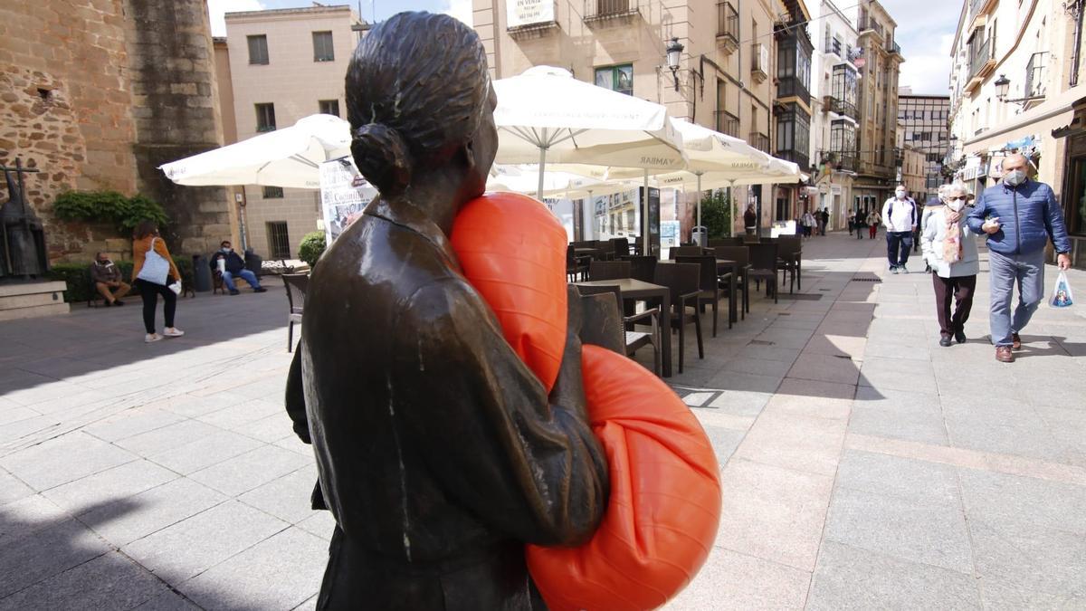 Imagen de la estatua de Leoncia con las boyas de color rojizo.