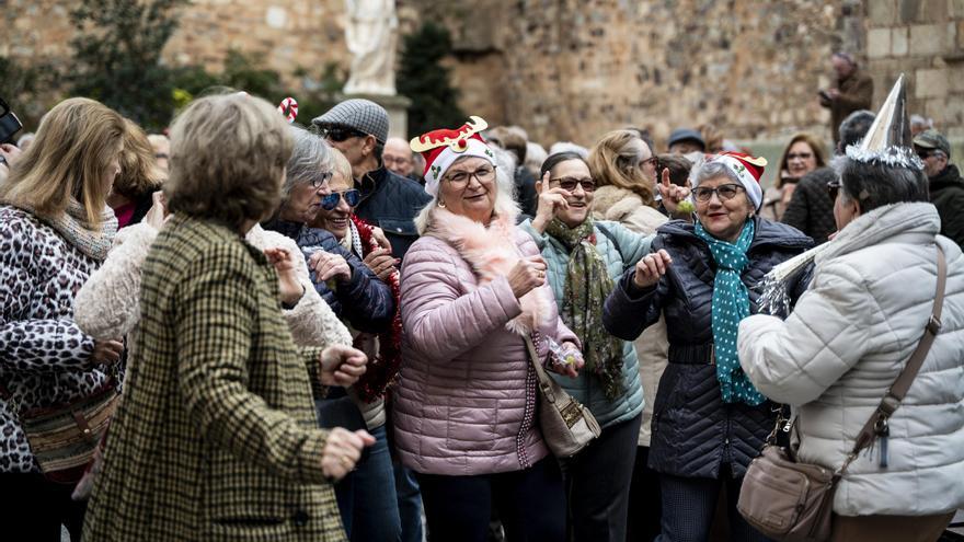 Vídeo | Los mayores de Cáceres despiden el año en el Foro de los Balbos