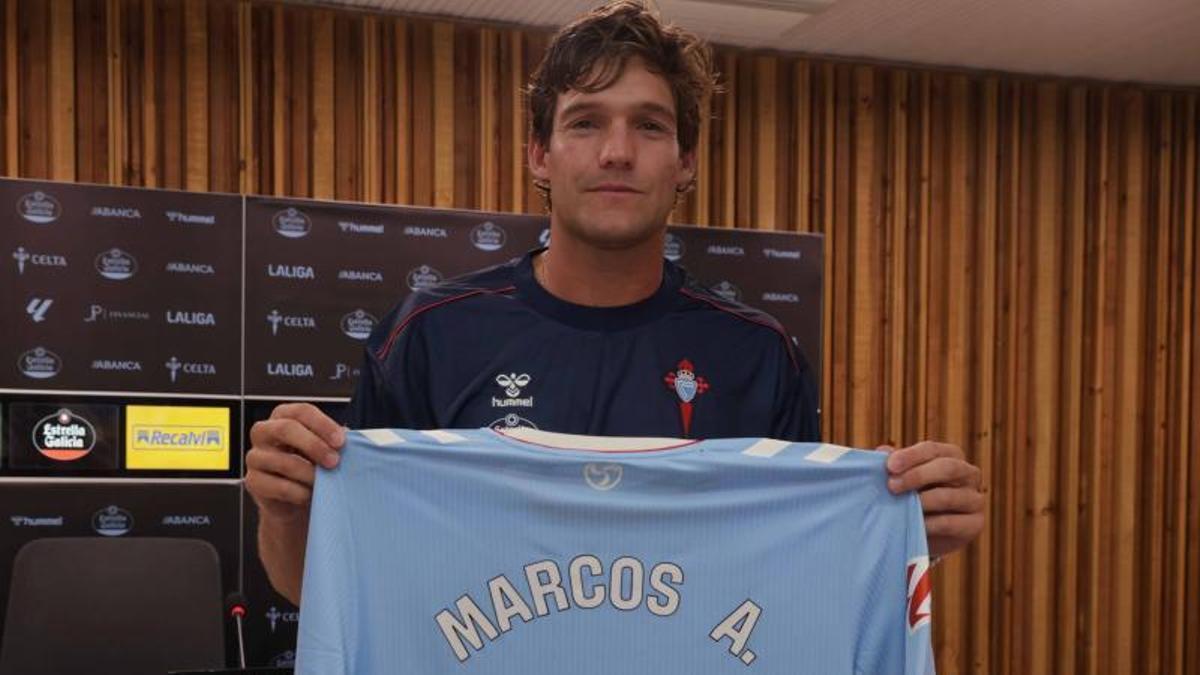 El defensor madrileño posa con la camiseta conmemorativa de su renovación con el equipo vigués.
