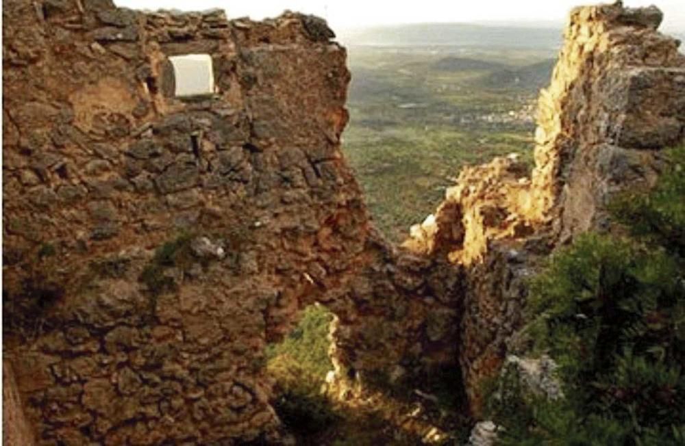 Las torres y murallas del castillo de Alaró, en riesgo de ruina inminente