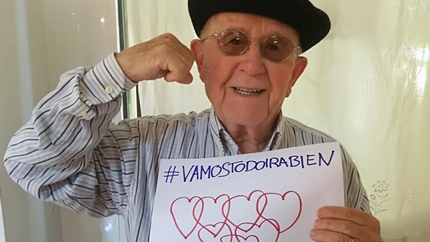 Recién cumplidos los 90, el pintor y copista malagueño Salvador Cobos manda este mensaje de ánimo a sus paisanos, desde su casa en el Puerto de la Torre. 'Vamos, todo irá bien', resume de paso el espíritu vital de este artista lleno de optimismo.
