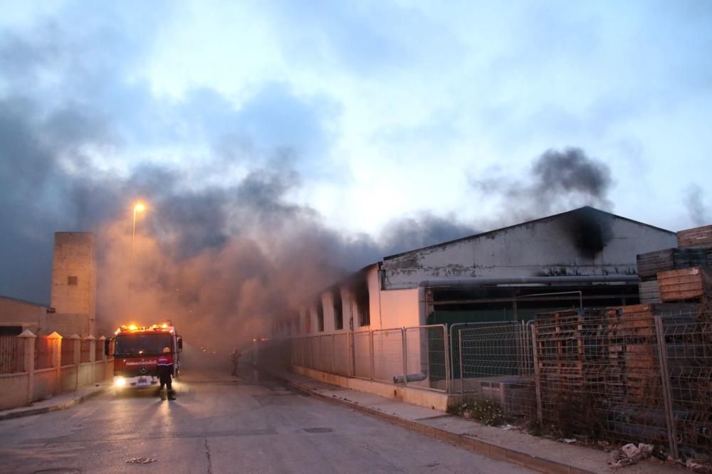 Los bomberos evitan que el fuego afecte a la planta de producción de una empresa de mobiliario de baño en el polígono de Cox