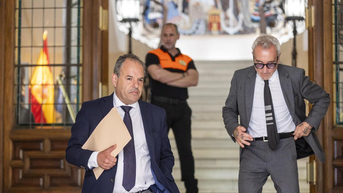 Carlos Baño abandona la Diputación, tras su declaración en la comisión de investigación, acompañado por Jesús Navarro