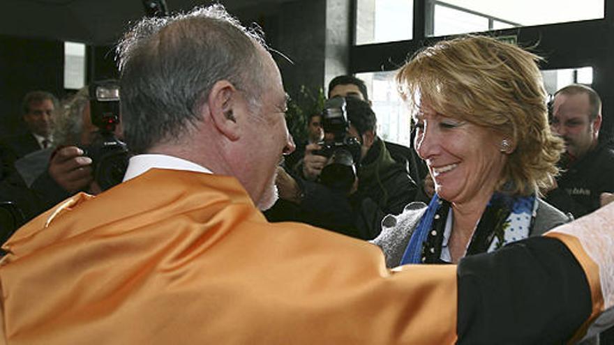 Rato saluda a Aguirre tras ser investido &#039; honoris causa&#039;.