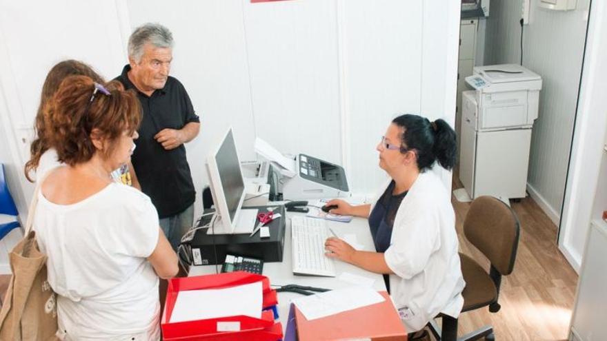 Un grupo de usuarios, en la recepción del consultorio.